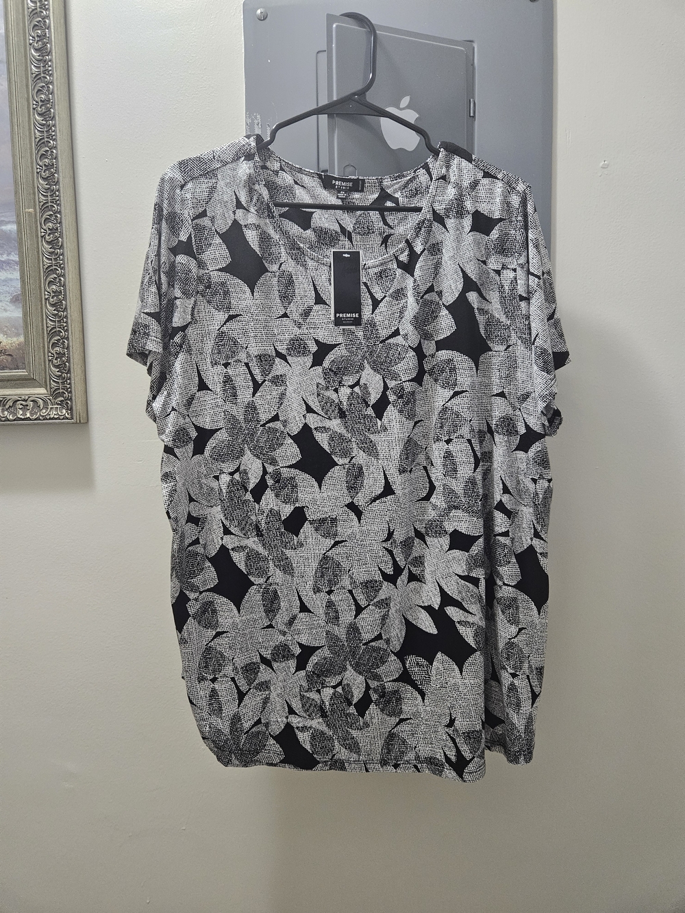 Premise Black and White Leaf-Print Short Sleeve Top
